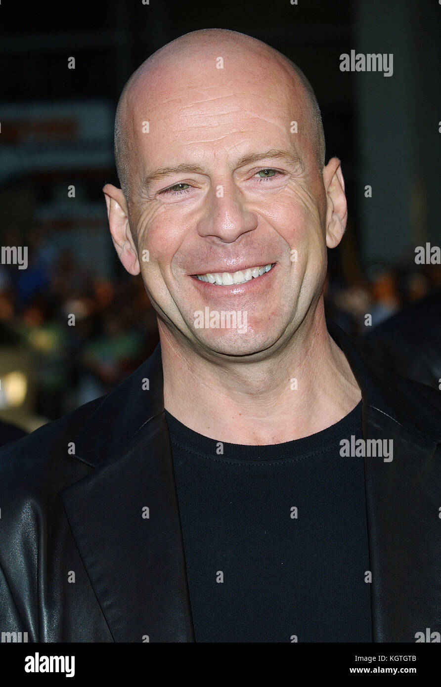 Bruce Willis Ankunft in die ganze 10 Yards Premiere auf der Chinese Theatre in Los Angeles, 7. April 2004. Bruce Willis - = Menschen,, headshot,, Premiere, Auszeichnungen zeigen, Ankunft, Red Carpet event, Vertikal, lächelnd, Filmwirtschaft, usa, Filmschauspieler, Film Berühmtheit, Künstler, Prominente, Kamera, Fotografie, Kunst, Kultur und Unterhaltung, an einer Veranstaltung, Bestof, eine Person, Stockfoto