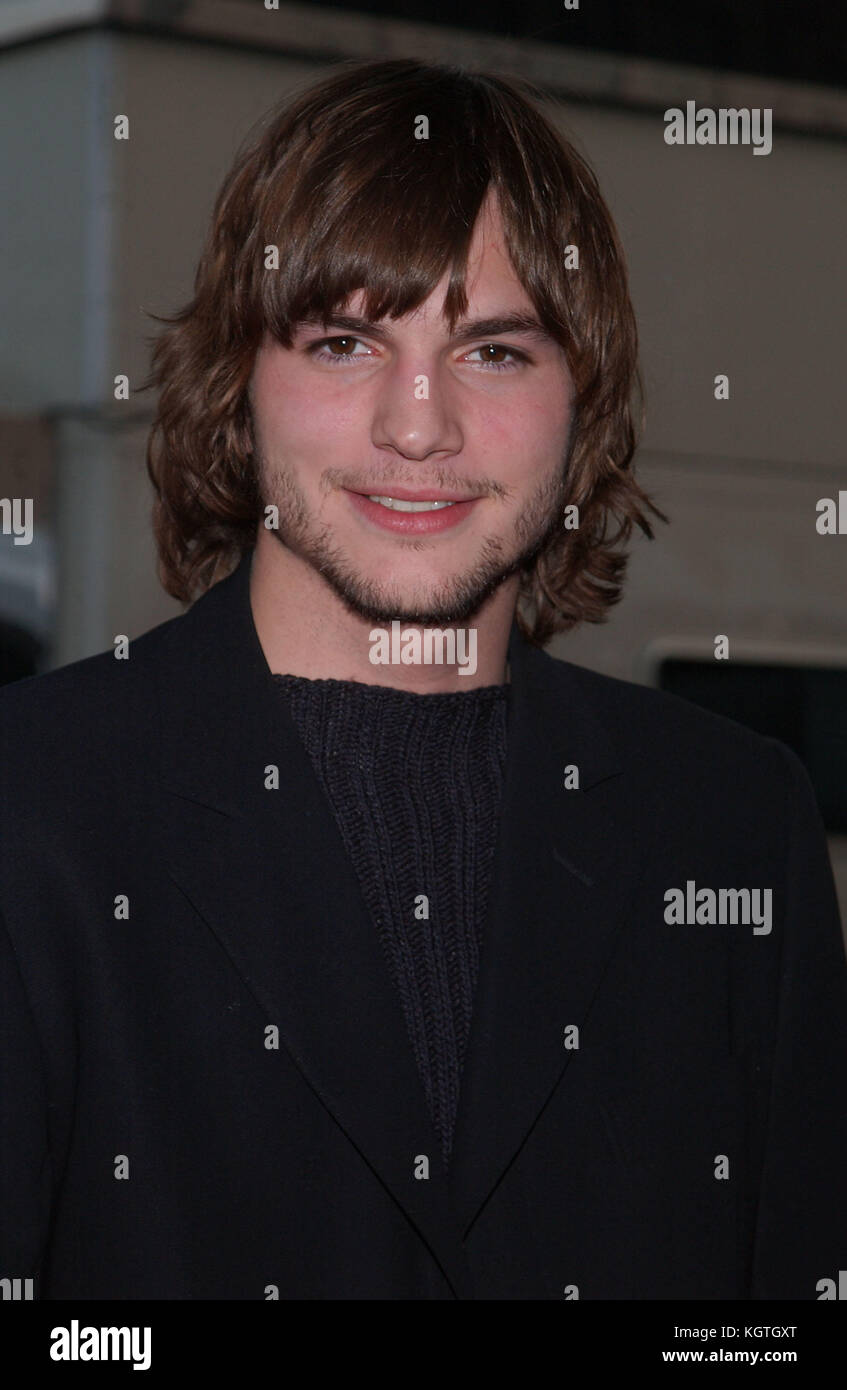 Ashton Kutcher kommt am 29. jährliche American Music Awards im Shrine Auditorium in Los Angeles Mittwoch, jan. 9, 2002 Ashton Kutcher - = Menschen, headshot Premiere, Auszeichnungen zeigen, Ankunft, Red Carpet event, Vertikal, lächelnd, Filmwirtschaft, usa, Filmschauspieler, Film Berühmtheit, Künstler, Prominente, Kamera, Fotografie, Kunst, Kultur und Unterhaltung, an einer Veranstaltung, Bestof, eine Person, Stockfoto