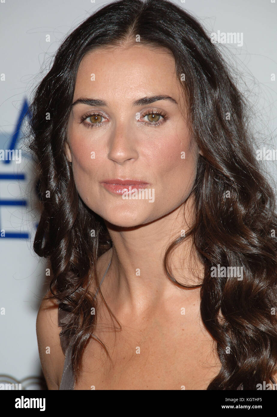 Demi Moore bei der Ankunft im Bobby Premiere auf der Chinese Theatre in Los Angeles. headshot Auge contactdemi Moore - = Menschen,, headshot,, Premiere, Auszeichnungen zeigen, Ankunft, Red Carpet event, Vertikal, lächelnd, Filmwirtschaft, usa, Film Schauspielerin, Film Berühmtheit, Künstler, Prominente, Kamera, Fotografie, Kunst, Kultur und Unterhaltung, an einer Veranstaltung, Bestof, eine Person, Stockfoto