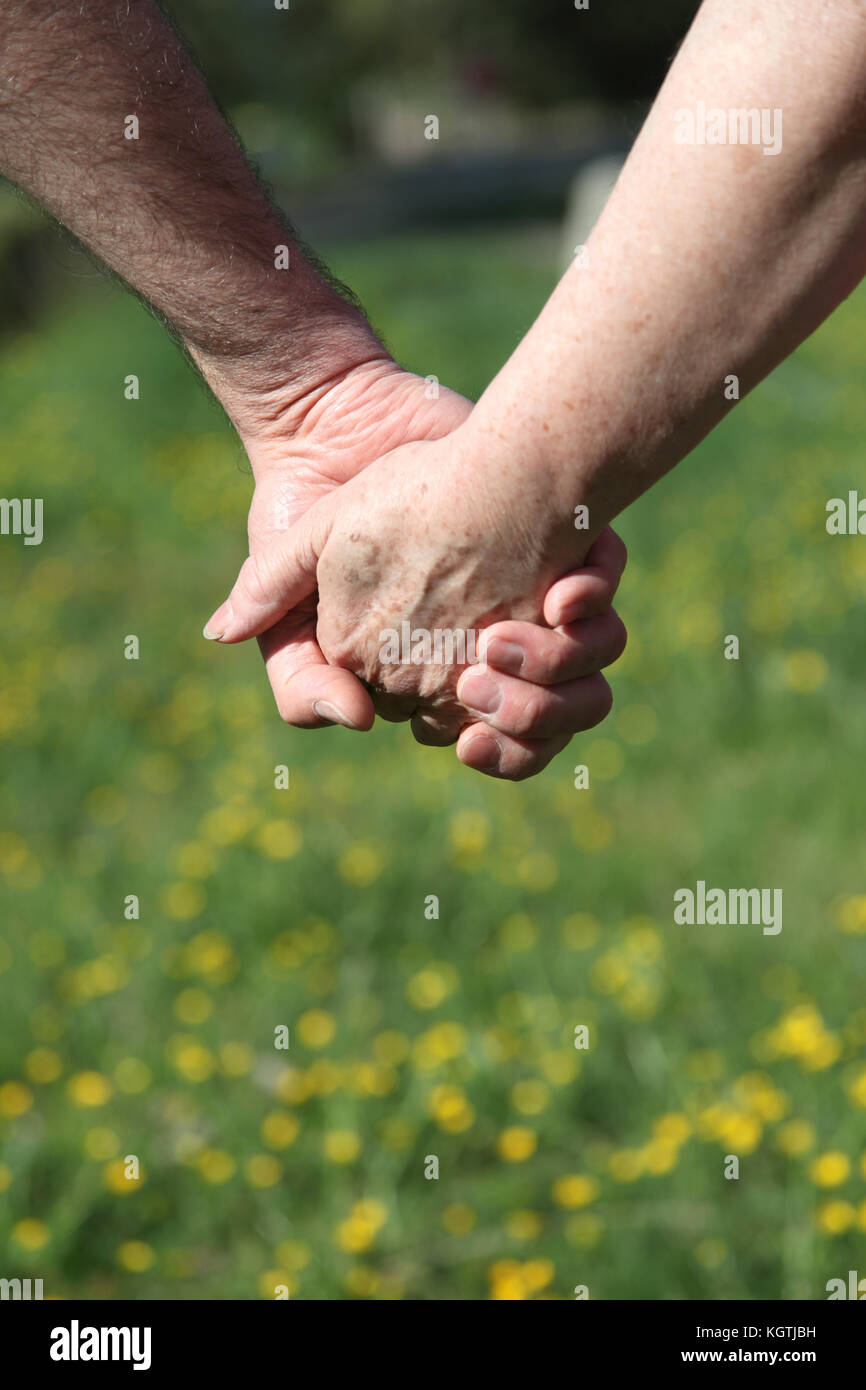 Nahaufnahme des Senior Paar Hände halten Stockfoto