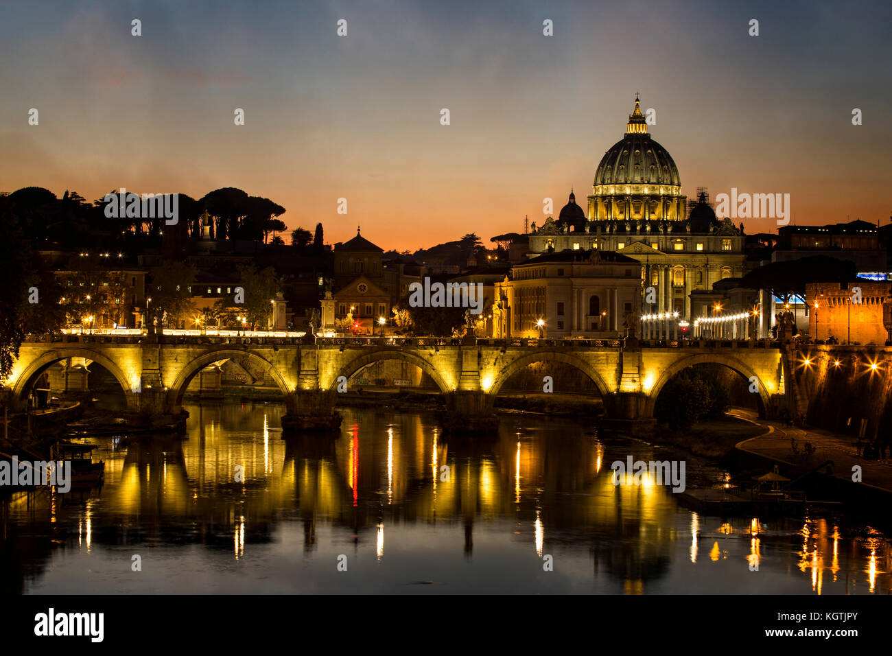St. Peters Basilika und dem Tiber in Rom, Italien. Stockfoto