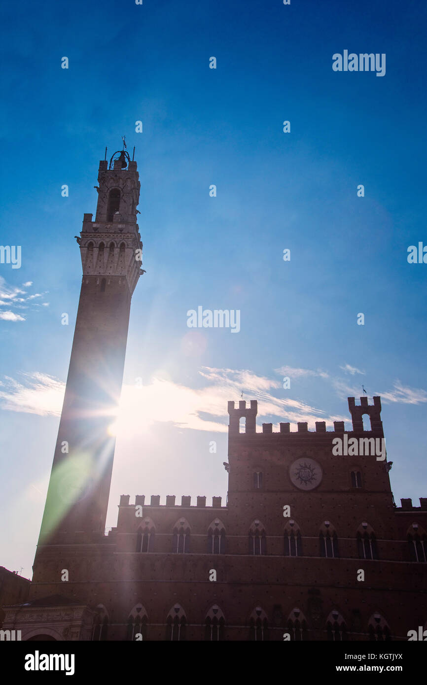 Torre del Mangia in Piazza del Campo in Siena, Italien. Stockfoto