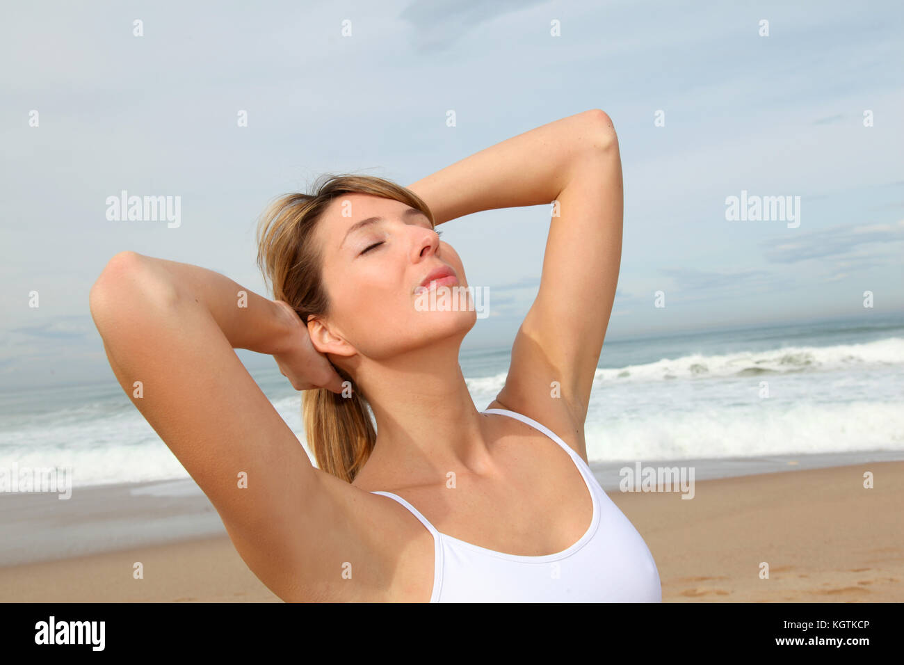 Schöne Frau die frische Luft am Strand Stockfoto