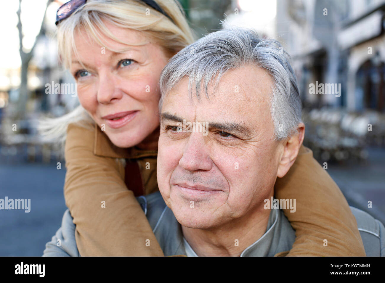 Portrait von älteren Mann mit Frau auf seinem zurück Stockfoto