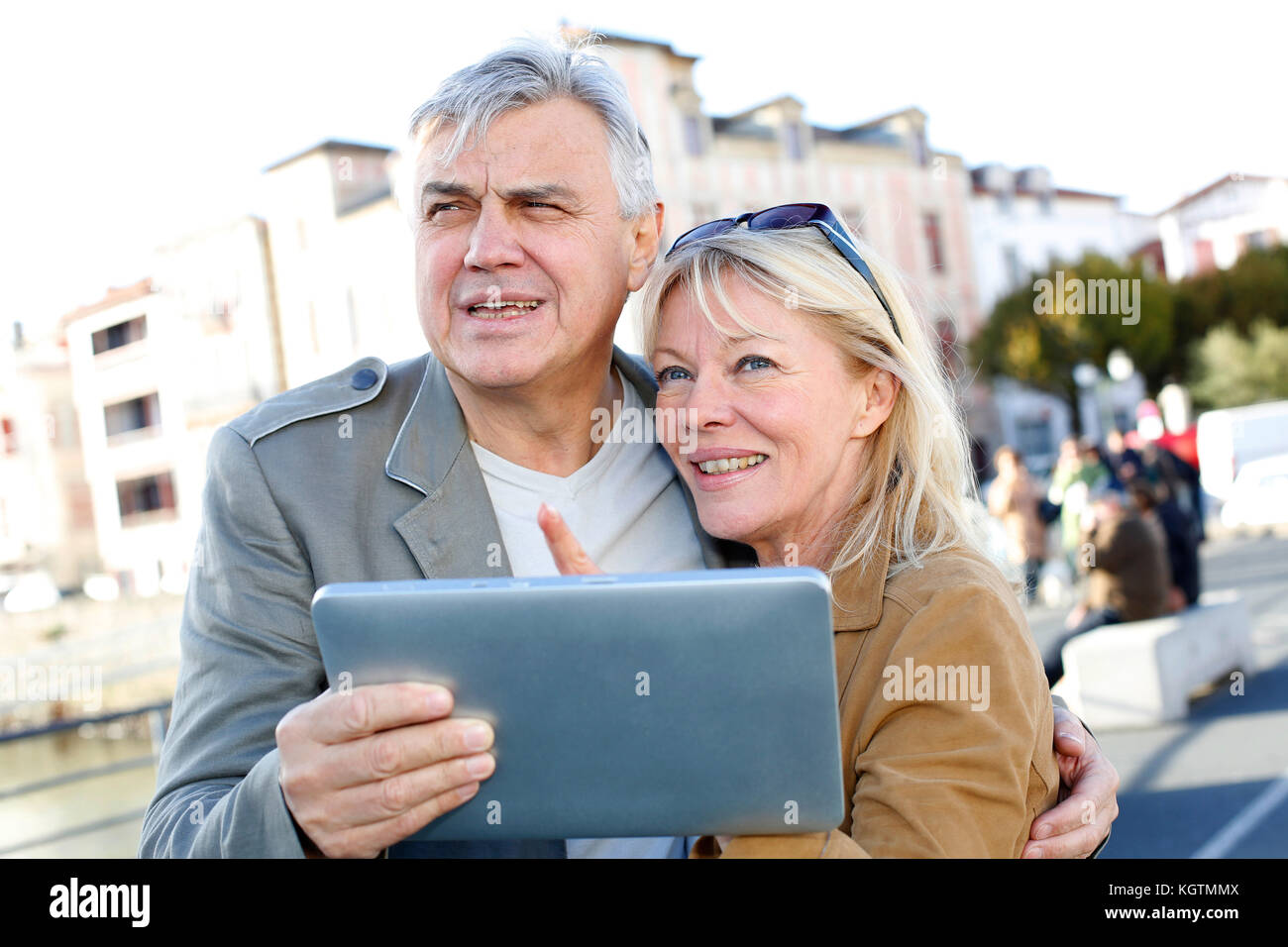 Senior Paar mit digitalen Tablette im touristischen Bereich Stockfoto