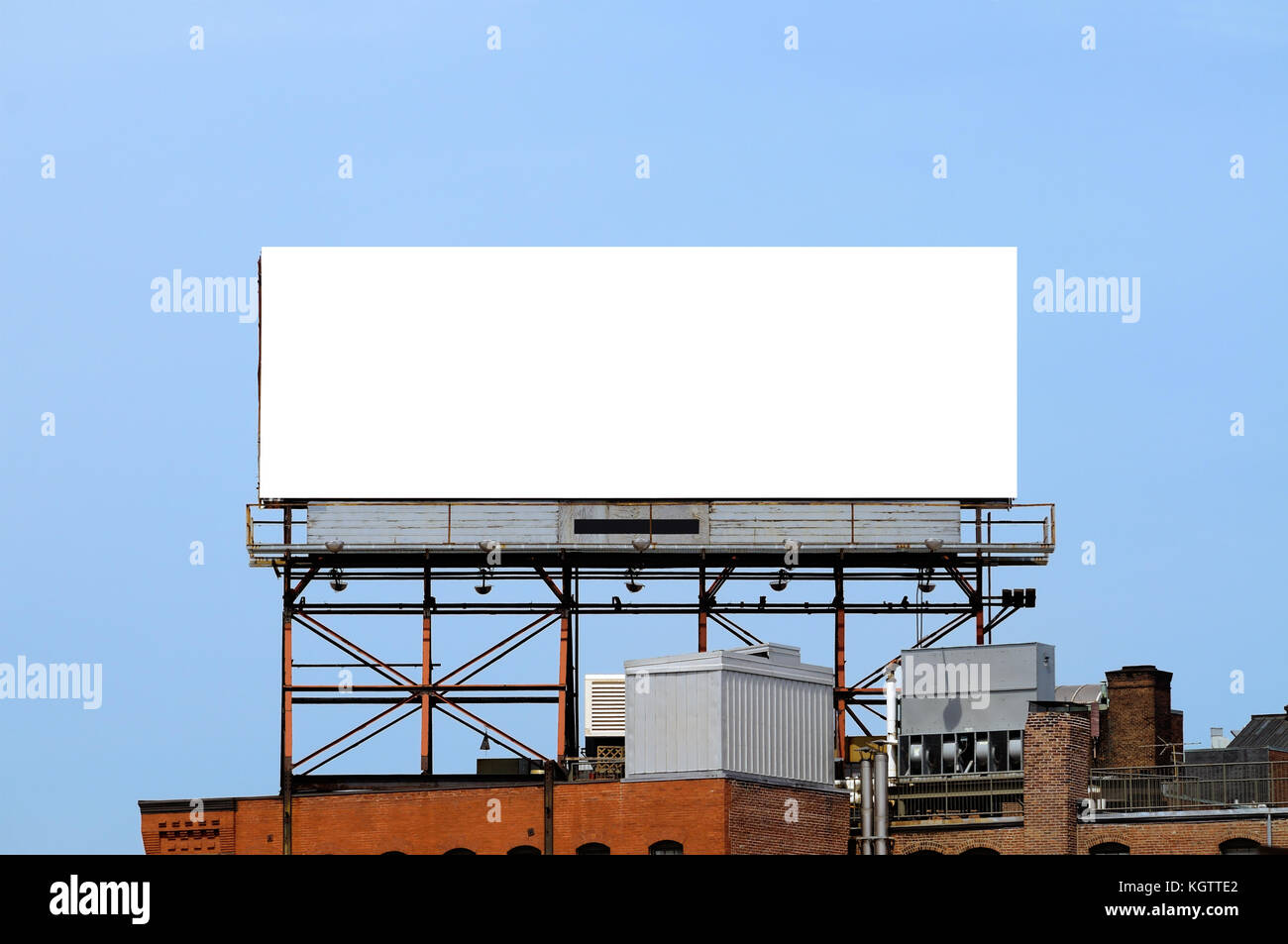 Leere Plakatwand auf dem Dach gegen den klaren, blauen Himmel Außenwerbung in der Stadt. Stockfoto