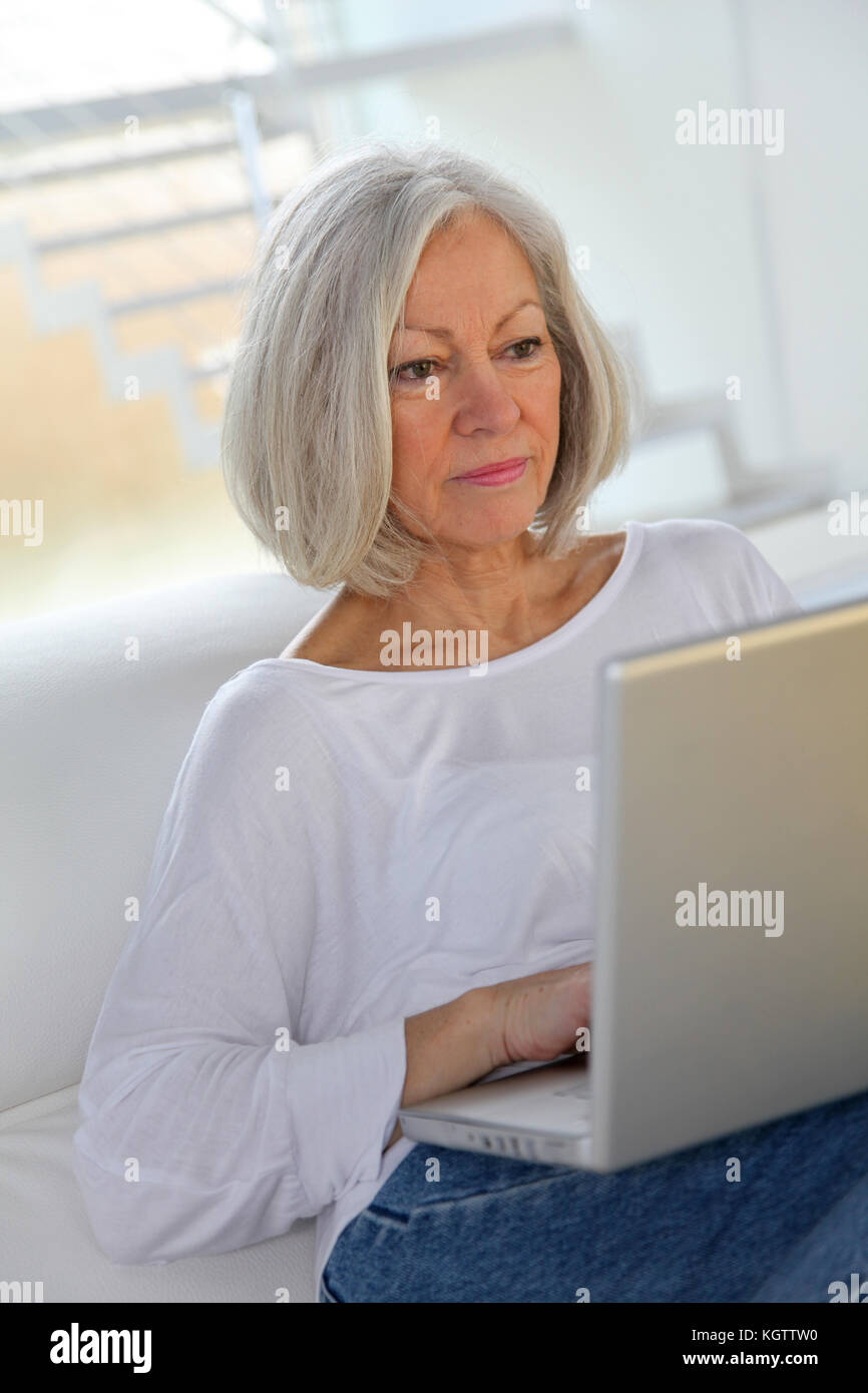 Ältere Frau Surfen im Internet zu Hause. Stockfoto