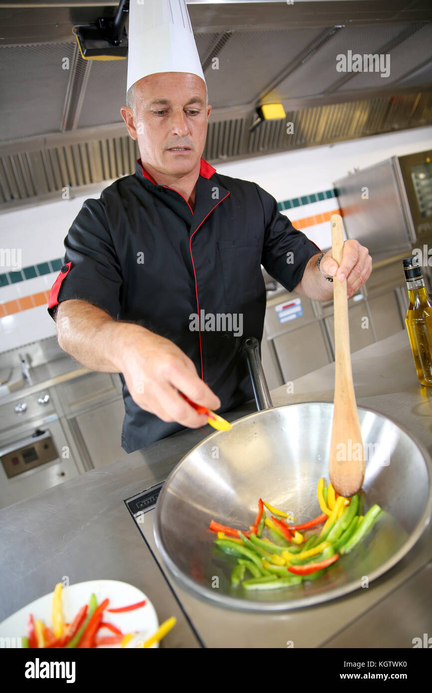 Küchenchef im Restaurant Küche Zubereitung Wok Gemüse Stockfoto