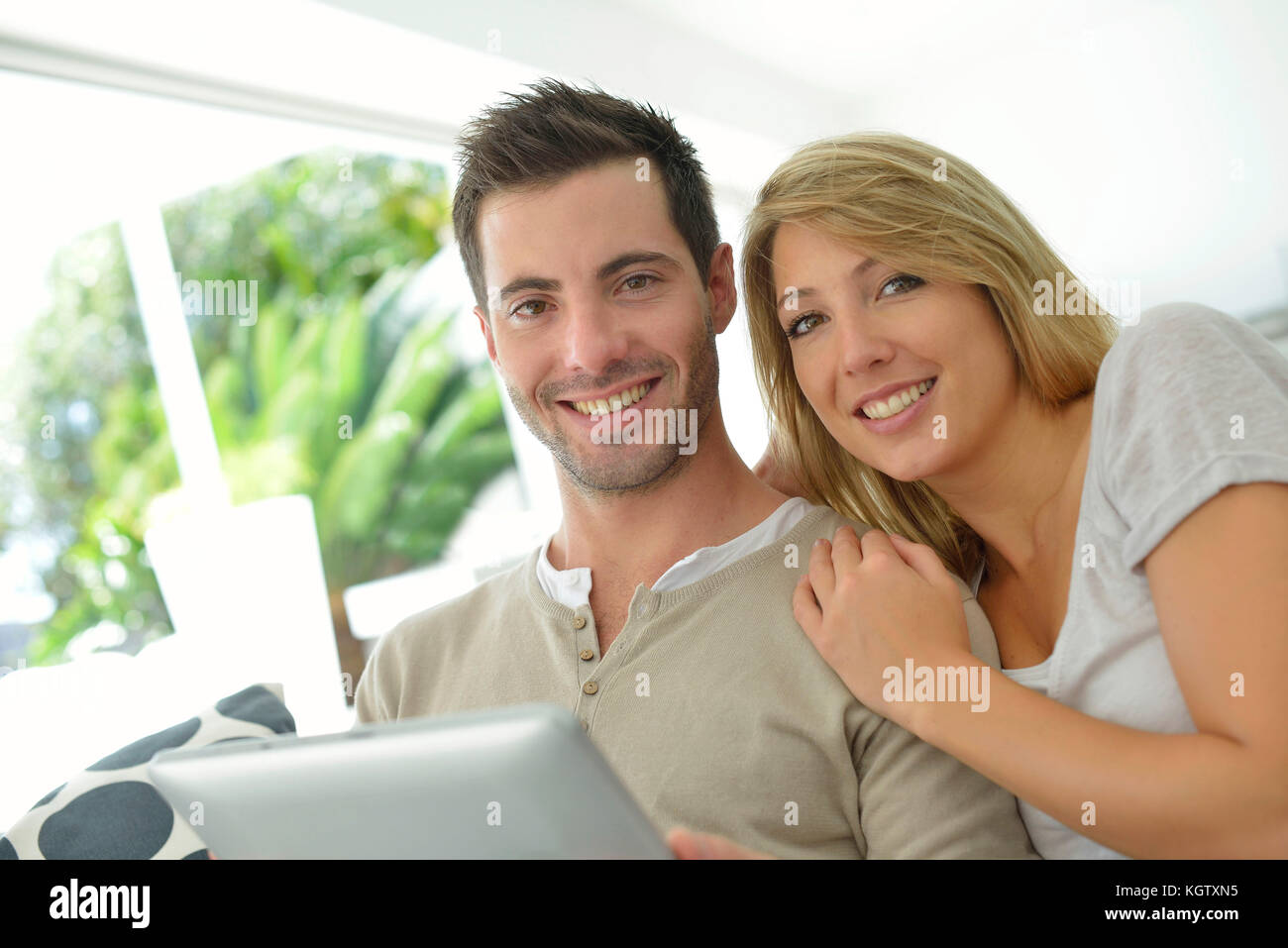 Paar Surfen im Internet mit Tablet Stockfoto