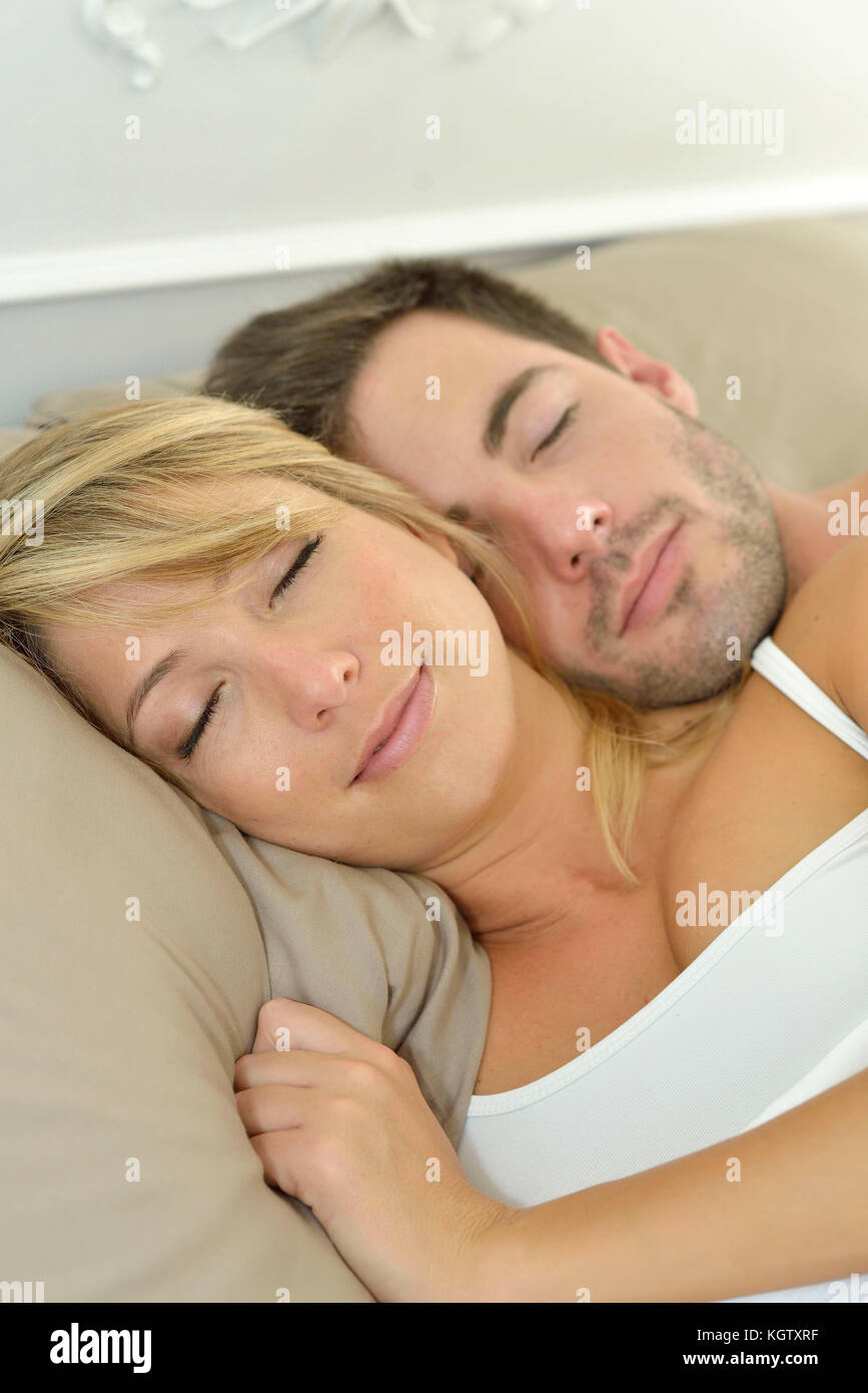 Nahaufnahme der schlafende Paar im Bett Stockfoto