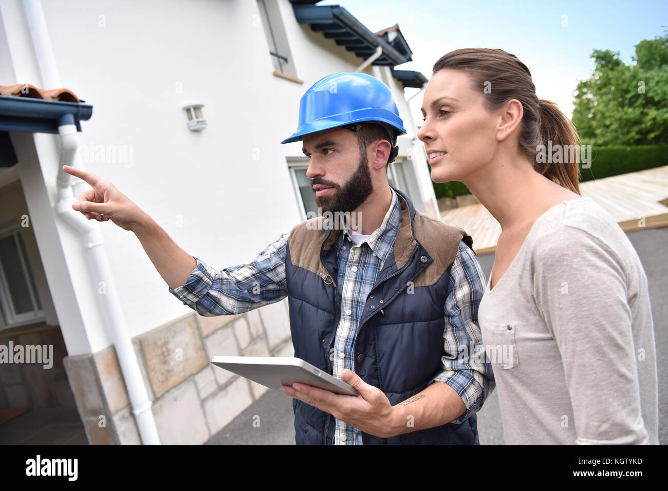 Techniker mit dem Kunden zeigen, was festgesetzt wird Stockfoto