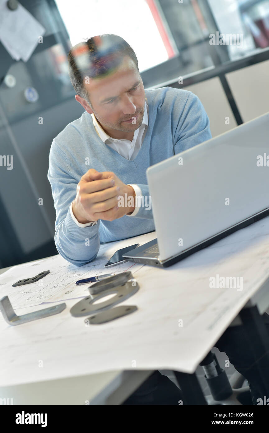 Industrial Manager im Büro Arbeiten am Laptop Stockfoto