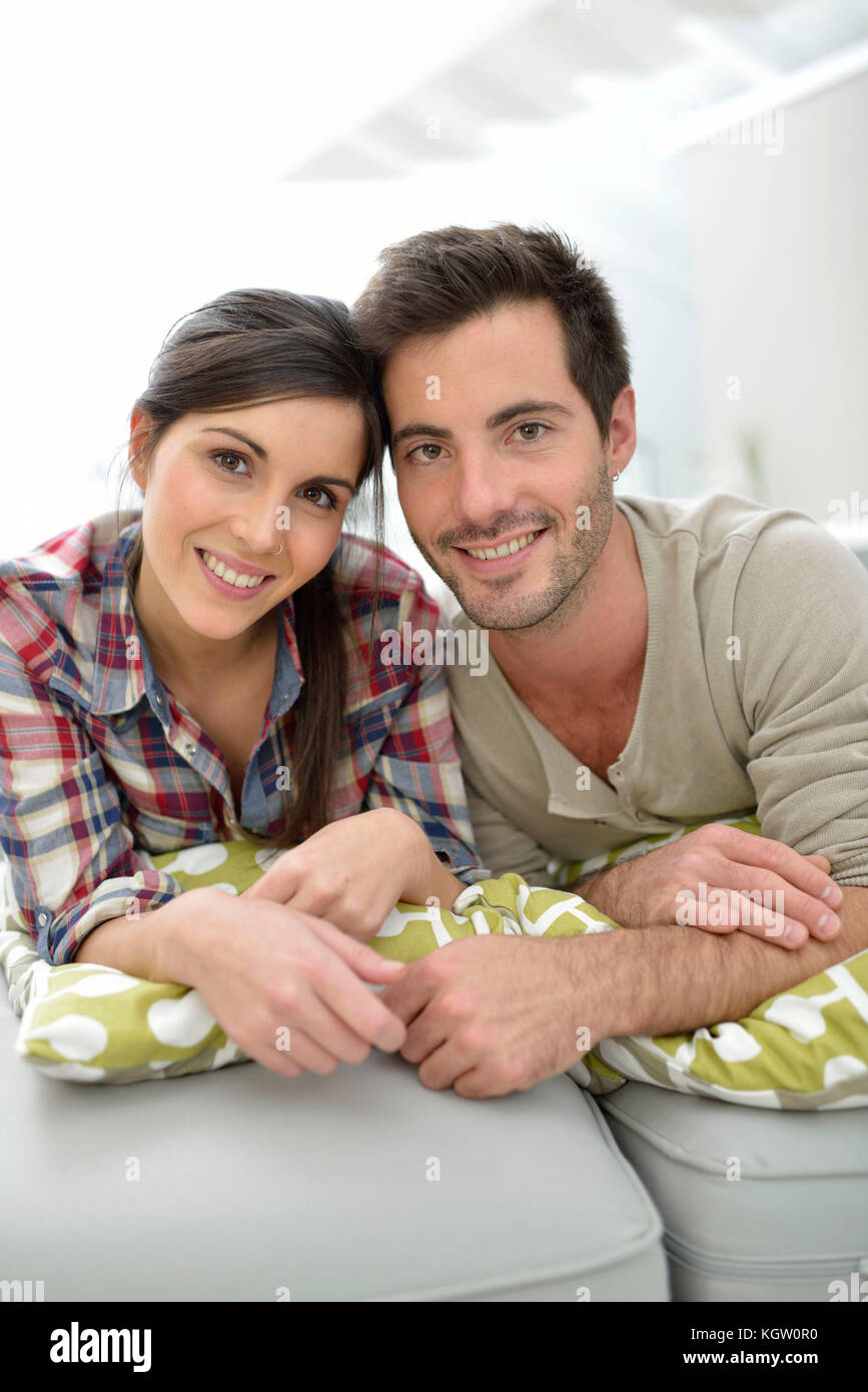 Portrait von netten jungen Paar zu Hause entspannen Stockfoto