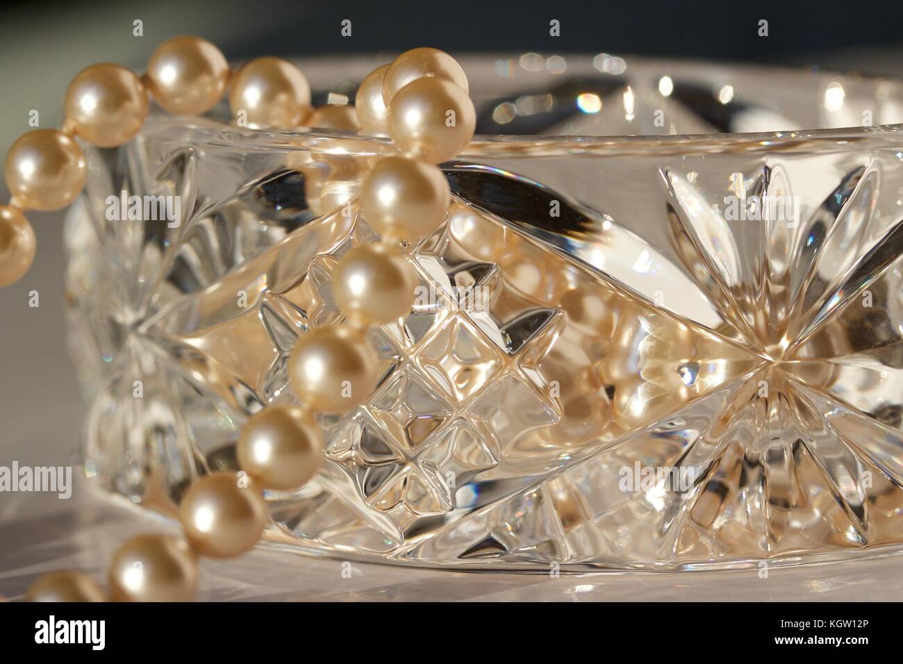 Schließen Sie herauf Bild zeigt Zuchtperlen schmückt ein schönes Bleikristall Schmuckkästchen Stockfoto