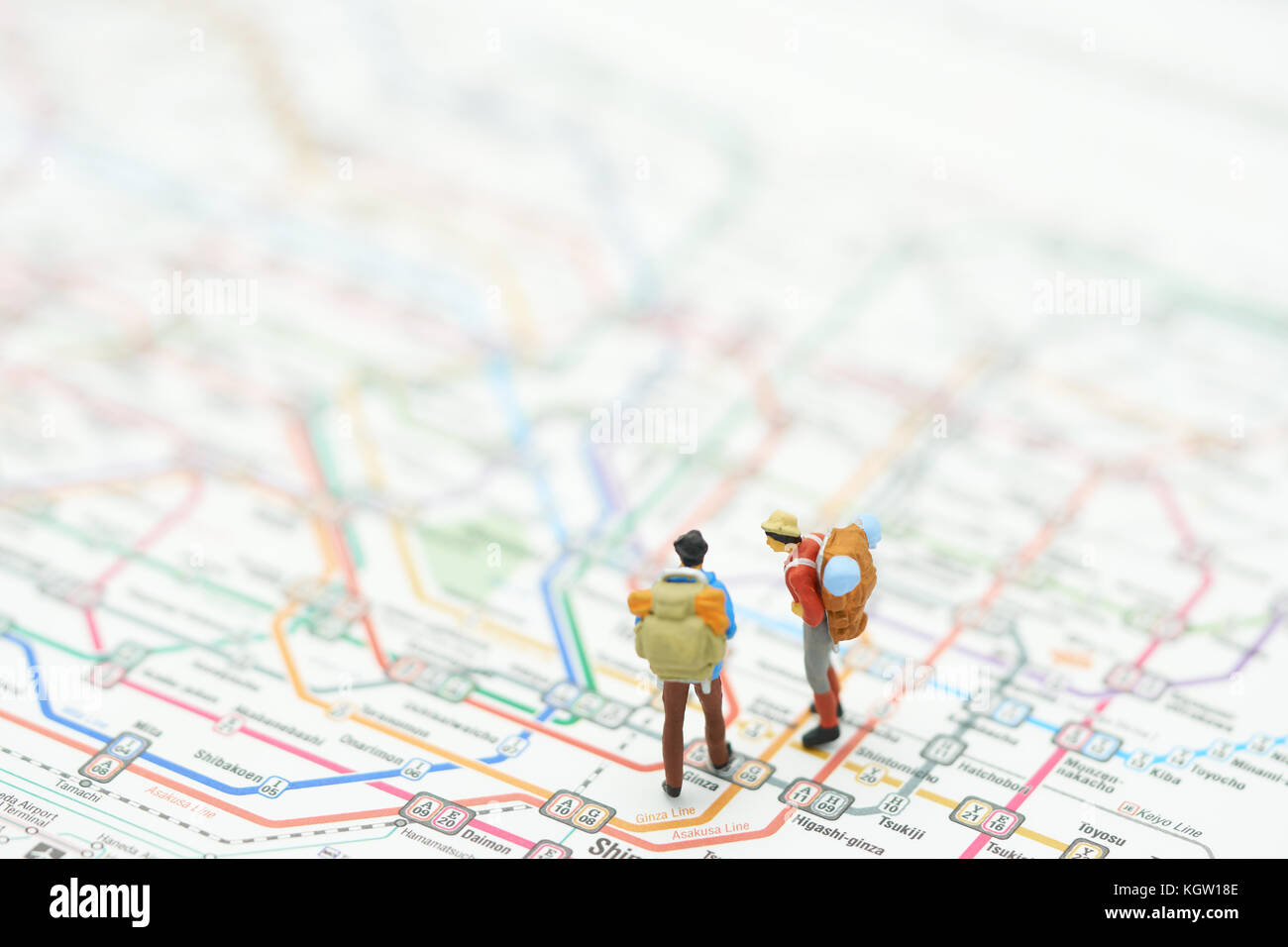Miniatur 2 Personen stehen auf einer Karte der U-Bahn-Linien in Japan. Als Hintergrund Travel Concept mit kopieren. Stockfoto