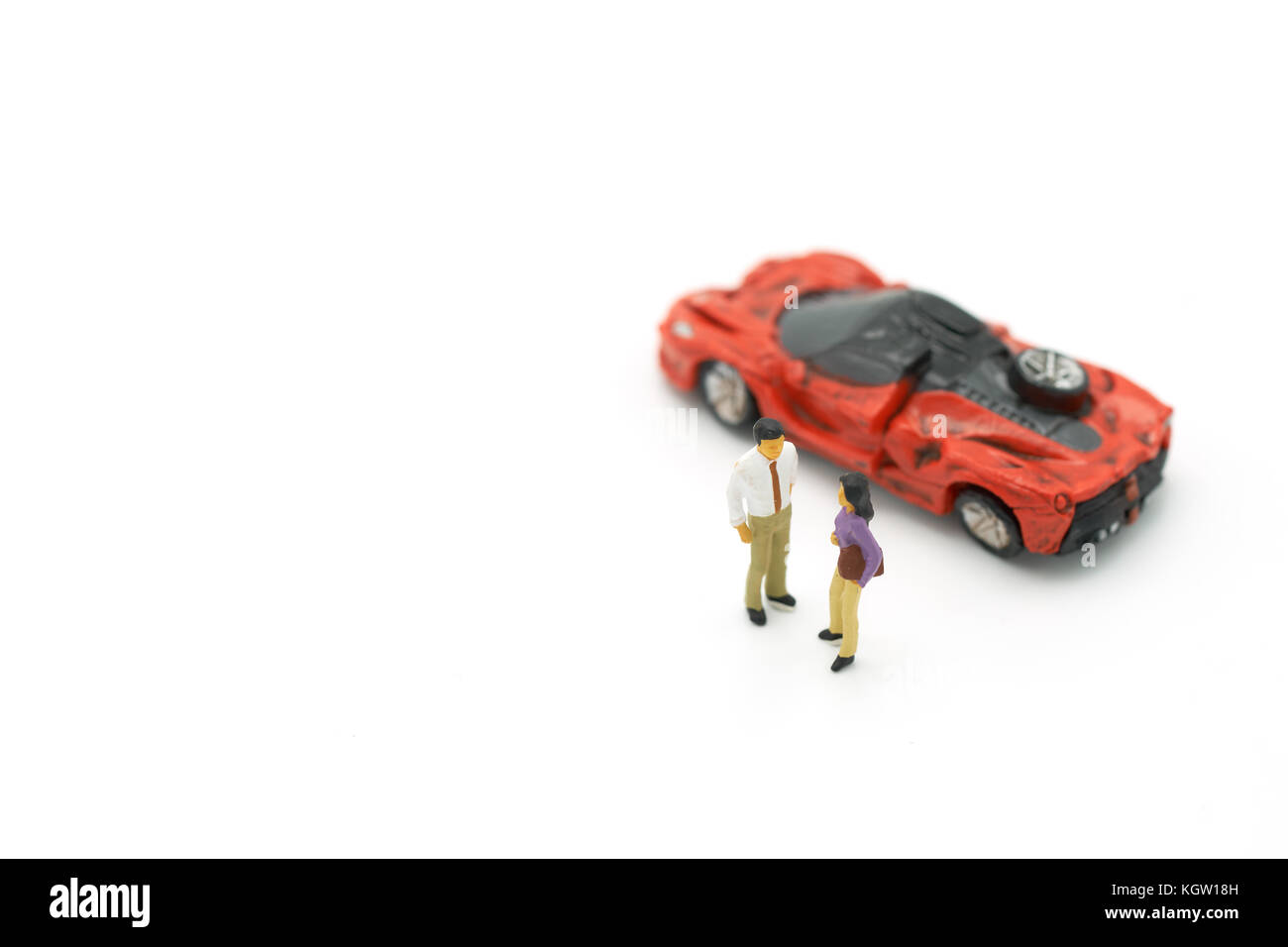 Miniatur 2 Menschen stehen einer Regelung in einem Autounfall Versicherungen Konzept zu verhandeln. Mit kopieren. Stockfoto