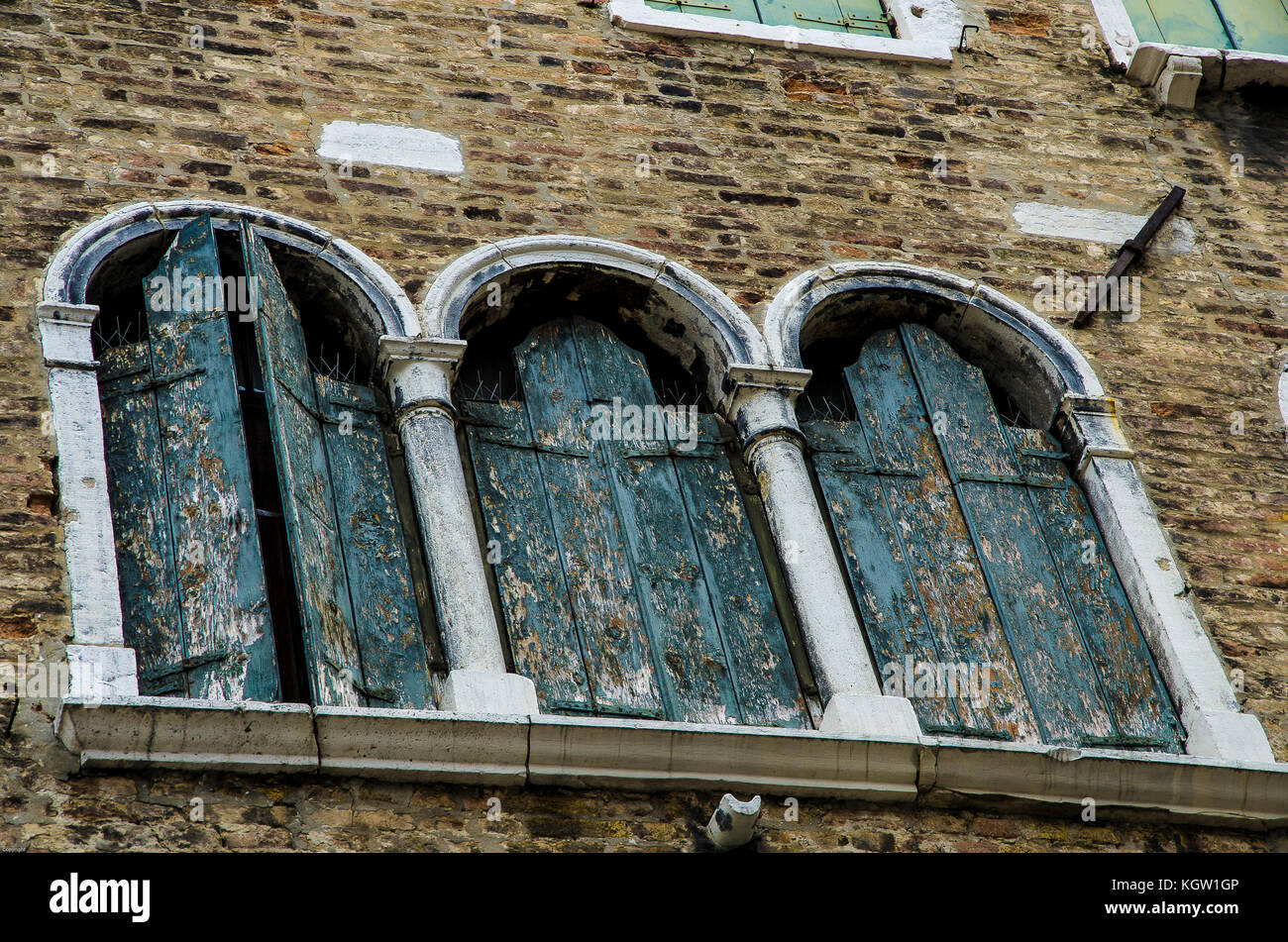 Venezianische Fensterläden in einem schrecklichen Zustand des Verfalls Stockfoto