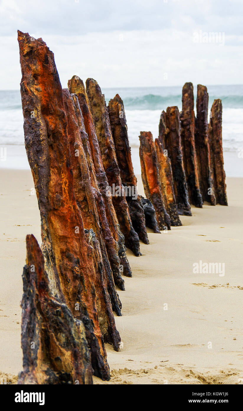 Rostige Reste eines Schiffe Struktur an einem einsamen Strand Stockfoto