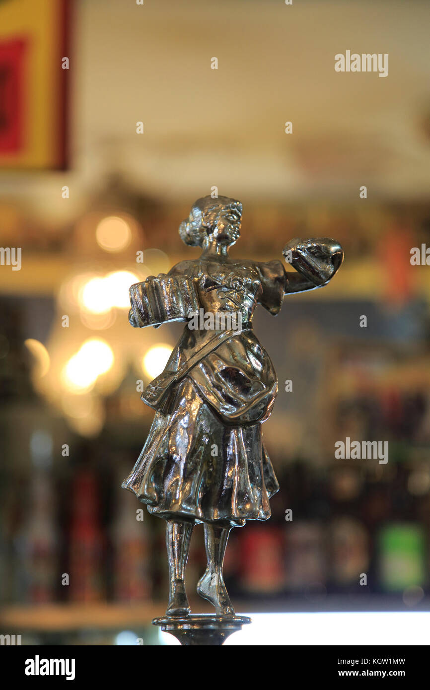 Antike Bier Pumpe Metall weibliche Figur, im berühmten historischen Los Gatos Cervecerias Bar, Madrid, Spanien Stockfoto