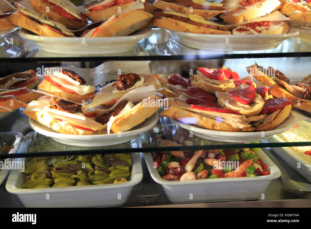 Tapas essen Anzeige im berühmten historischen Los Gatos Cervecerias Bar, das Stadtzentrum von Madrid, Spanien Stockfoto