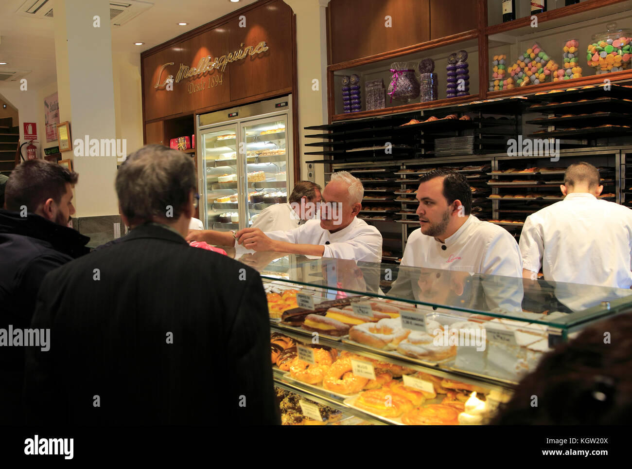 Kunden Bäcker Konditorei, La Mallorquina, Calle Mayor, Madrid, Spanien Stockfoto