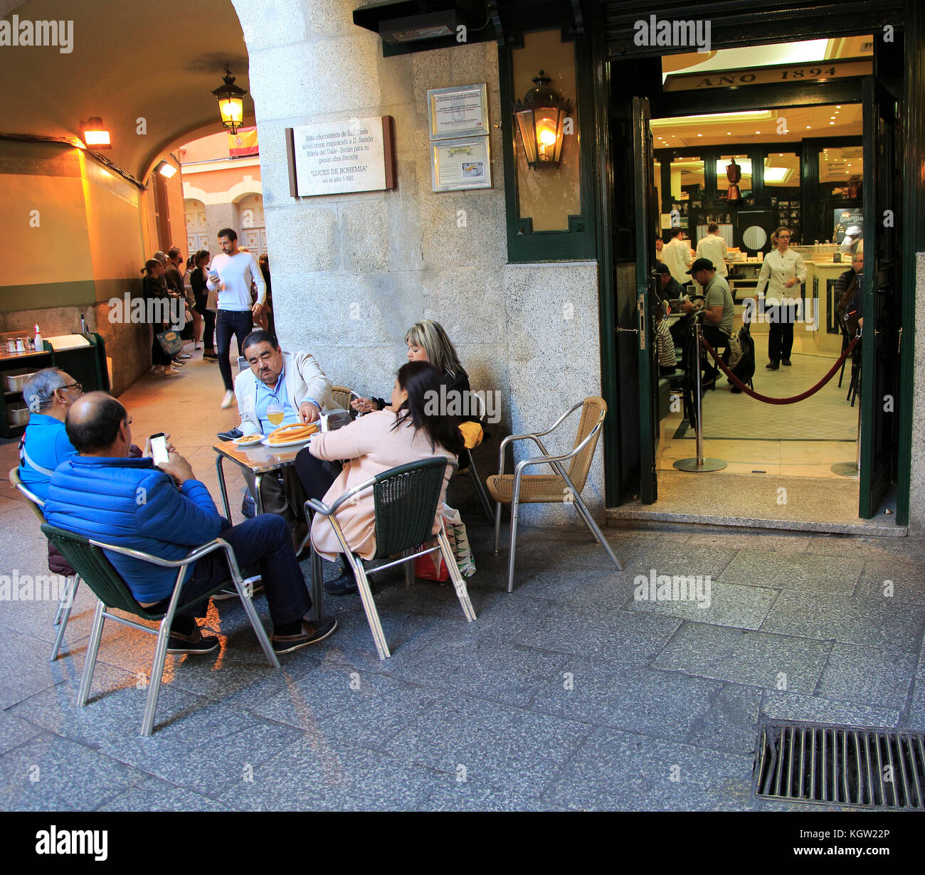 Zum trinken San Gines berühmte Schokolade trinken und Churros Cafe, das Stadtzentrum von Madrid, Spanien eröffnet 1894 Stockfoto