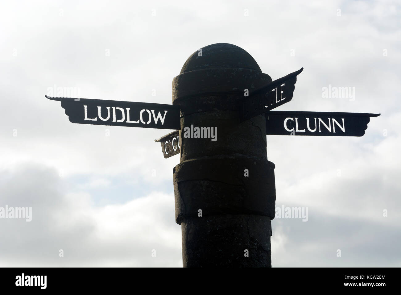 Eine fingerpost auf der B4368Straße zwischen Clun und Craven Arms, Shropshire, England, Großbritannien Stockfoto