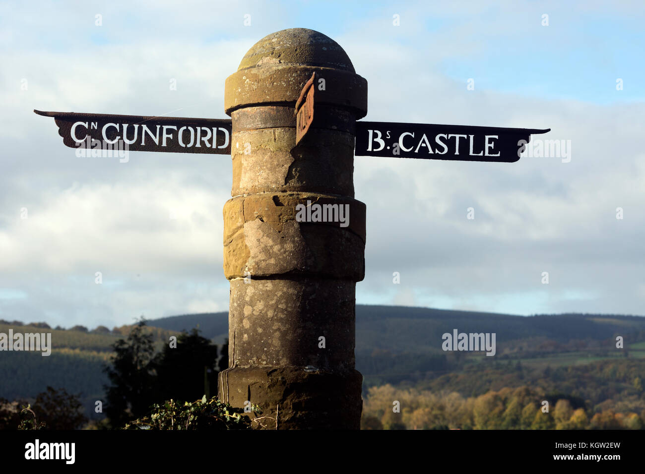 Eine fingerpost auf der B4368Straße zwischen Clun und Craven Arms, Shropshire, England, Großbritannien Stockfoto