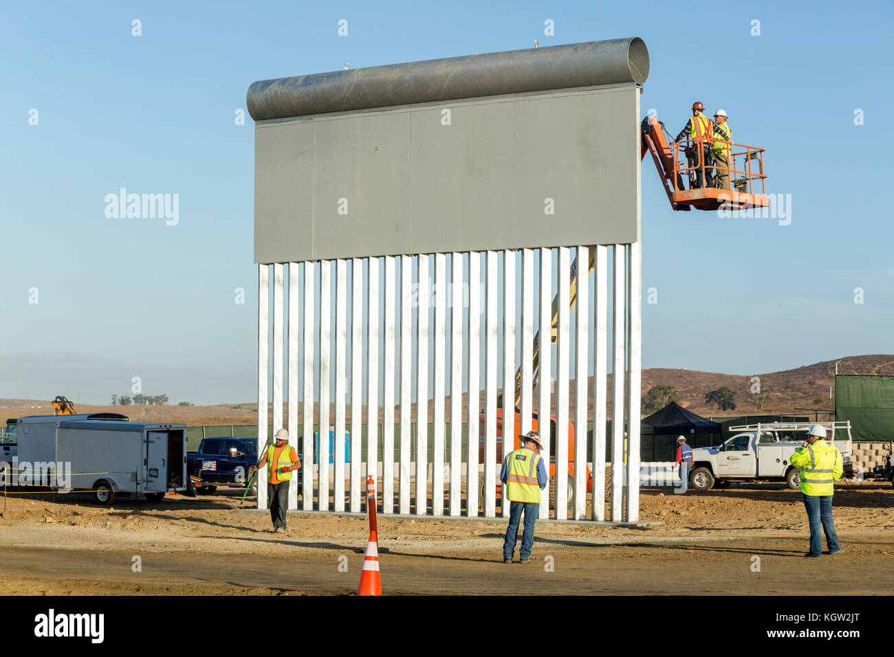 Trump Verwaltung neue US-mexikanischen Grenze Mauer Prototypen werden im Oktober 2017 vorgestellt. Dieser Prototyp wurde entworfen und von kwr Bau, ein Arizona - integrierte Unternehmen und zu testen, um sicherzustellen, dass sie Angriff widerstehen kann ausgesetzt werden und versucht, über, unter und über sie zu gehen. Weitere Informationen finden Sie unten. Stockfoto