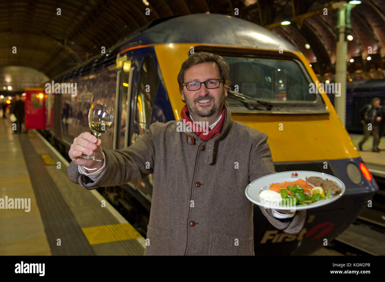 Mitch Tonks startet seine Pullman Dining Menü an paddingrton Station mit Essen Autor xanthe Ton (oben blau/roten Mantel) Stockfoto