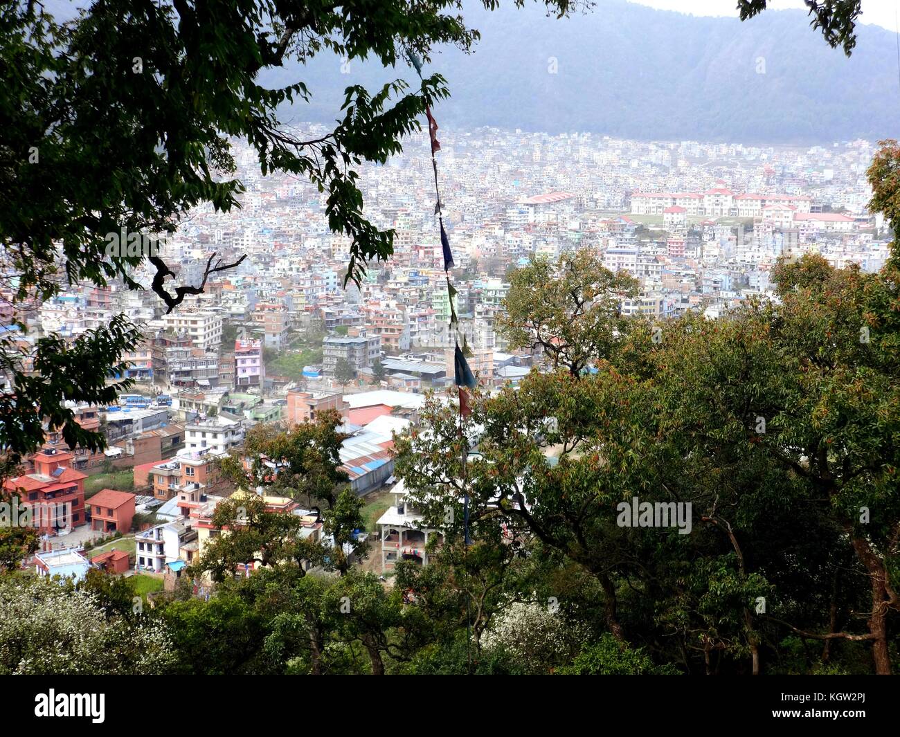 Blick auf die überfüllten Kathmandu Stadt von oben Swayambunath Tempel Stockfoto