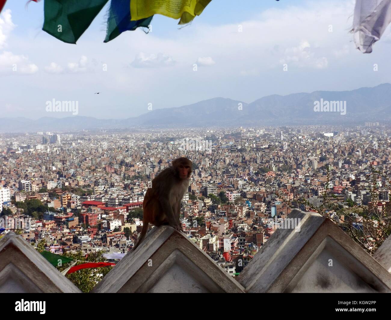 Blick auf die überfüllten Kathmandu Stadt von oben Swayambunath Tempel Stockfoto