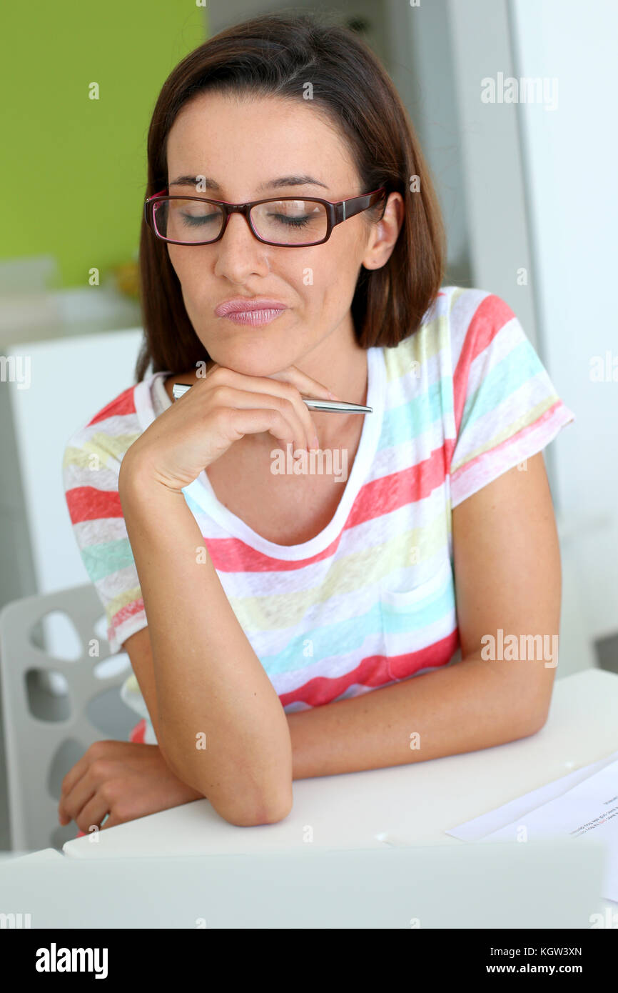 Brunette Mädchen bei der Arbeit mit den verwirrten Blick Stockfoto