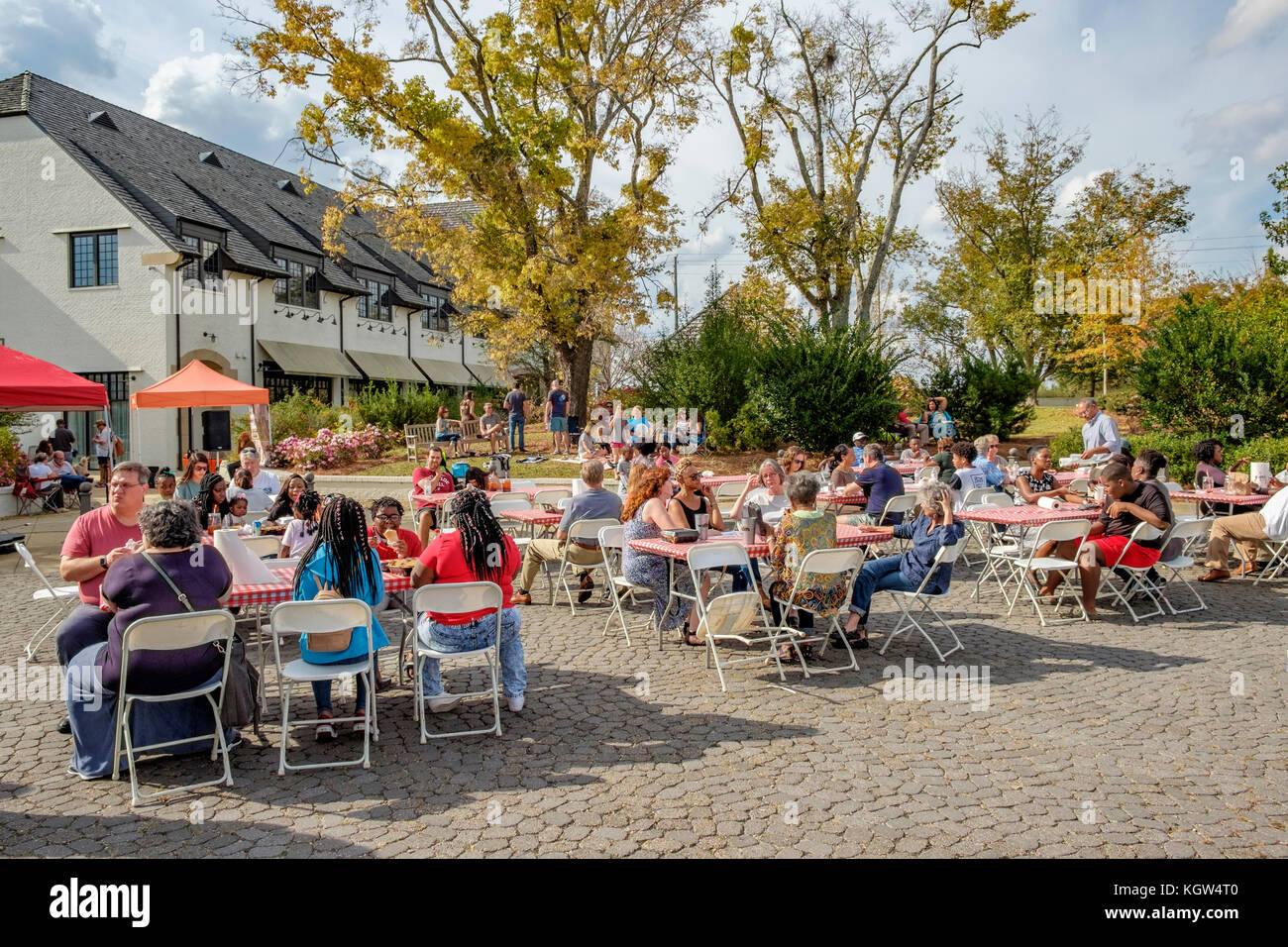 Menschen, Freunde und Nachbarn, die ein lokales Food Truck Festival genießen, ihr Essen essen und den Lebensstil in Montgomery Alabama, USA, genießen. Stockfoto