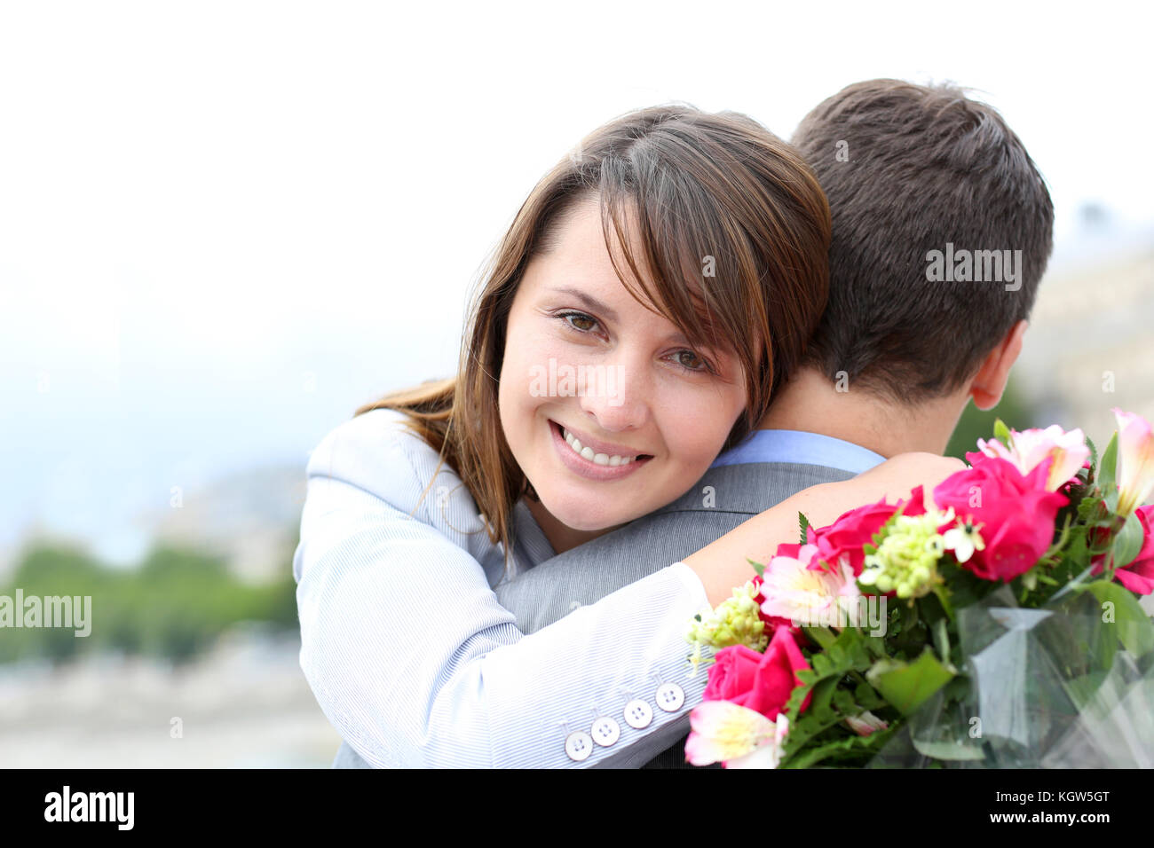 Portrait von fröhliche Frau, die gerade empfangenen Blumen Stockfoto