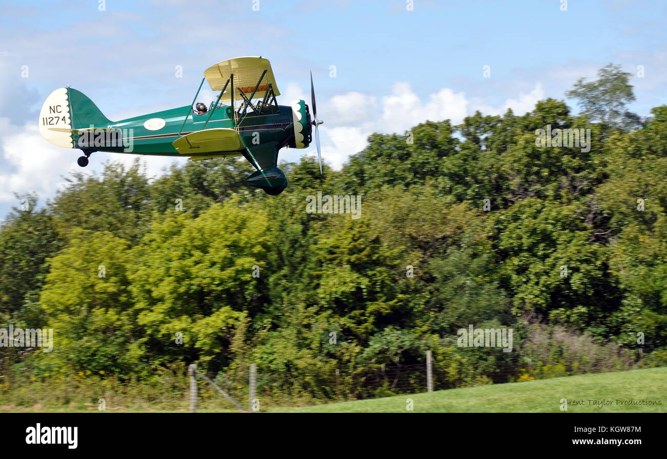Ein 30er Waco offenen Cockpit Doppeldecker Landung am Flugplatz in der Nähe von antiken Blakesburg, IA Stockfoto