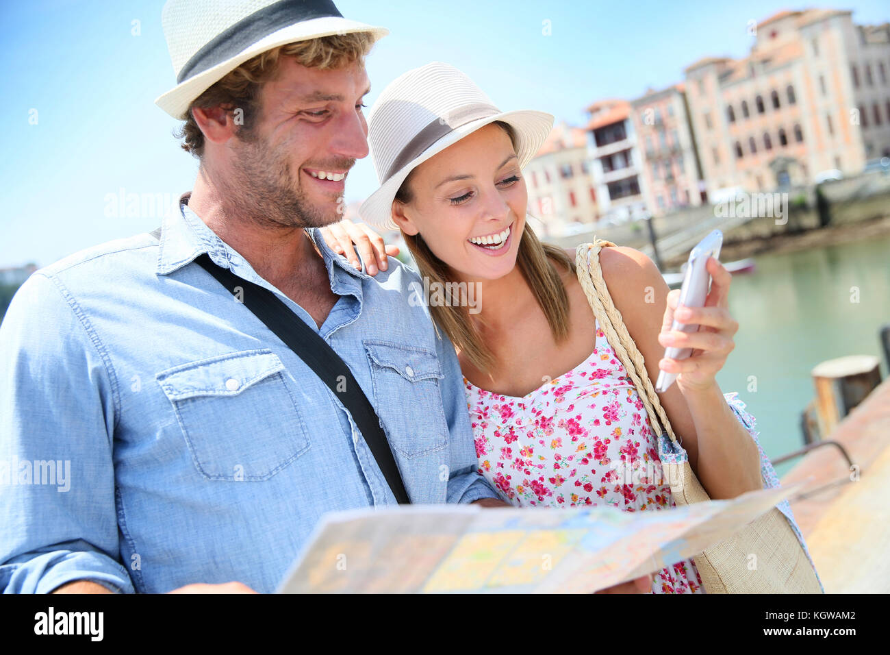 Paar Touristen im Seaside Resort at Stadtplan suchen Stockfoto