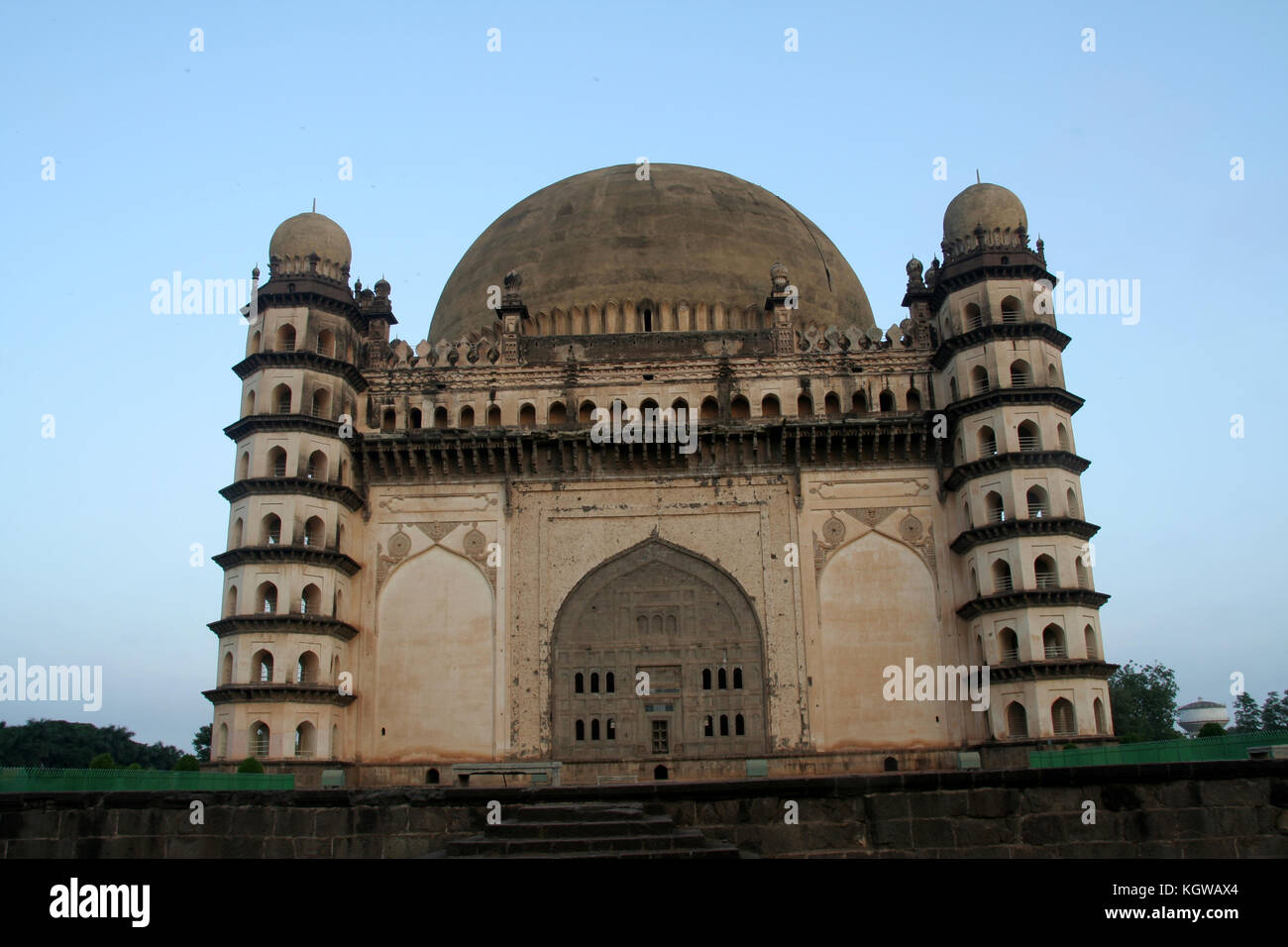 Blick auf die beeindruckenden Gebäude der Gol gumbaz, bijapur, Karnataka, Indien, Asien Stockfoto