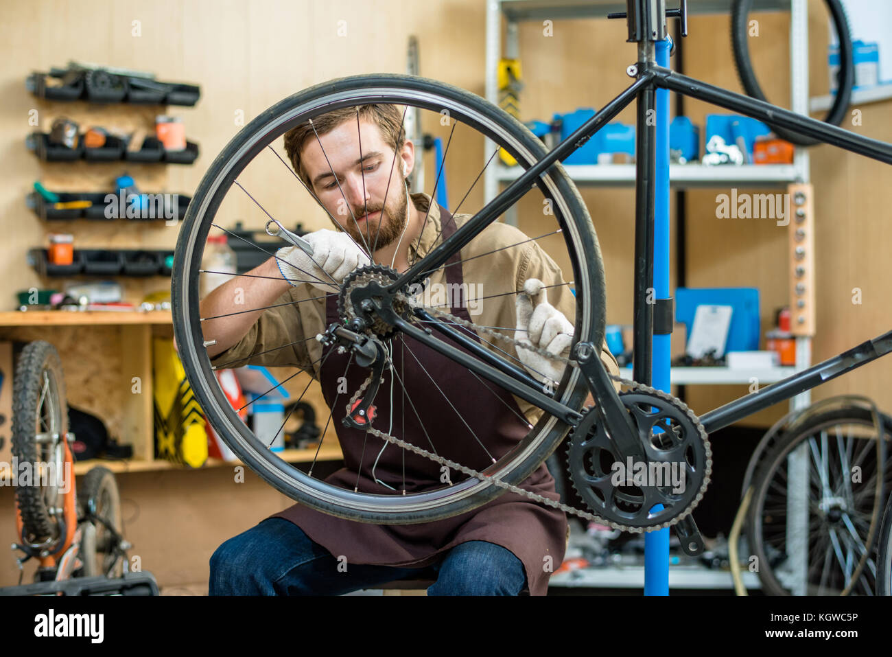 Professionelle Handwerker zur Festsetzung Kette auf Zahnrad am Arbeitsplatz Stockfoto