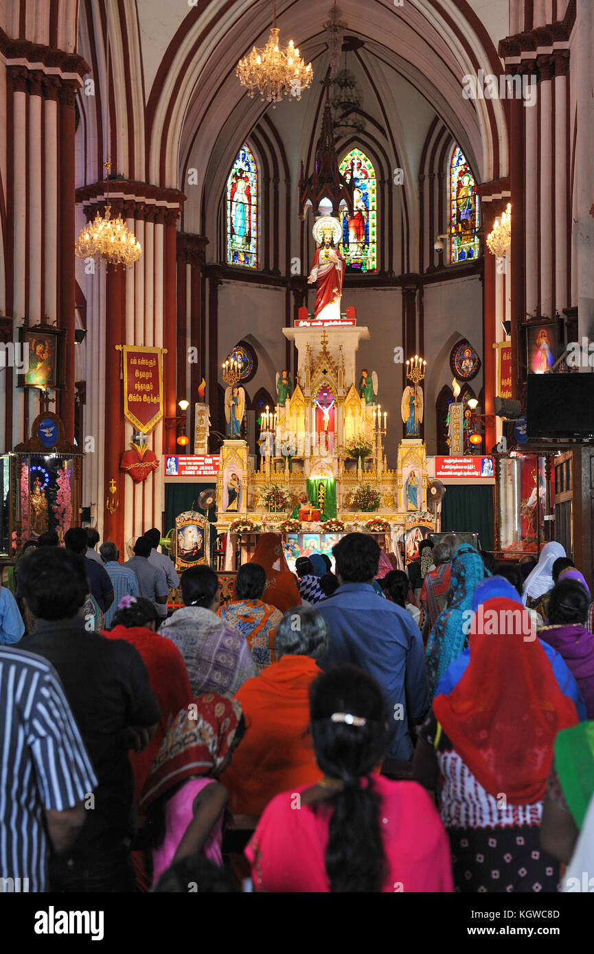 PONDICHERRY, INDIEN - November 2017: Sonntag morgen in der Basilika des heiligsten Herzens Jesu Stockfoto