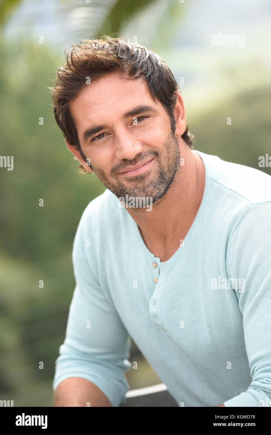 Portrait von lateinischen hübscher Kerl Stockfoto