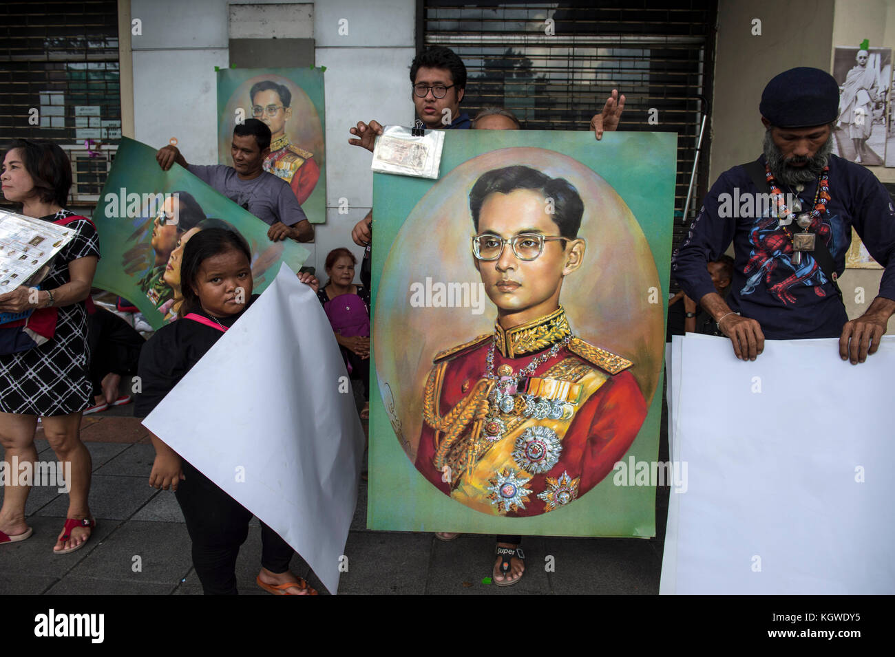 Trauernde bezahlen Ihre letzte Ehre bei der Beerdigung von König Bhumibol Adulyadej Stockfoto