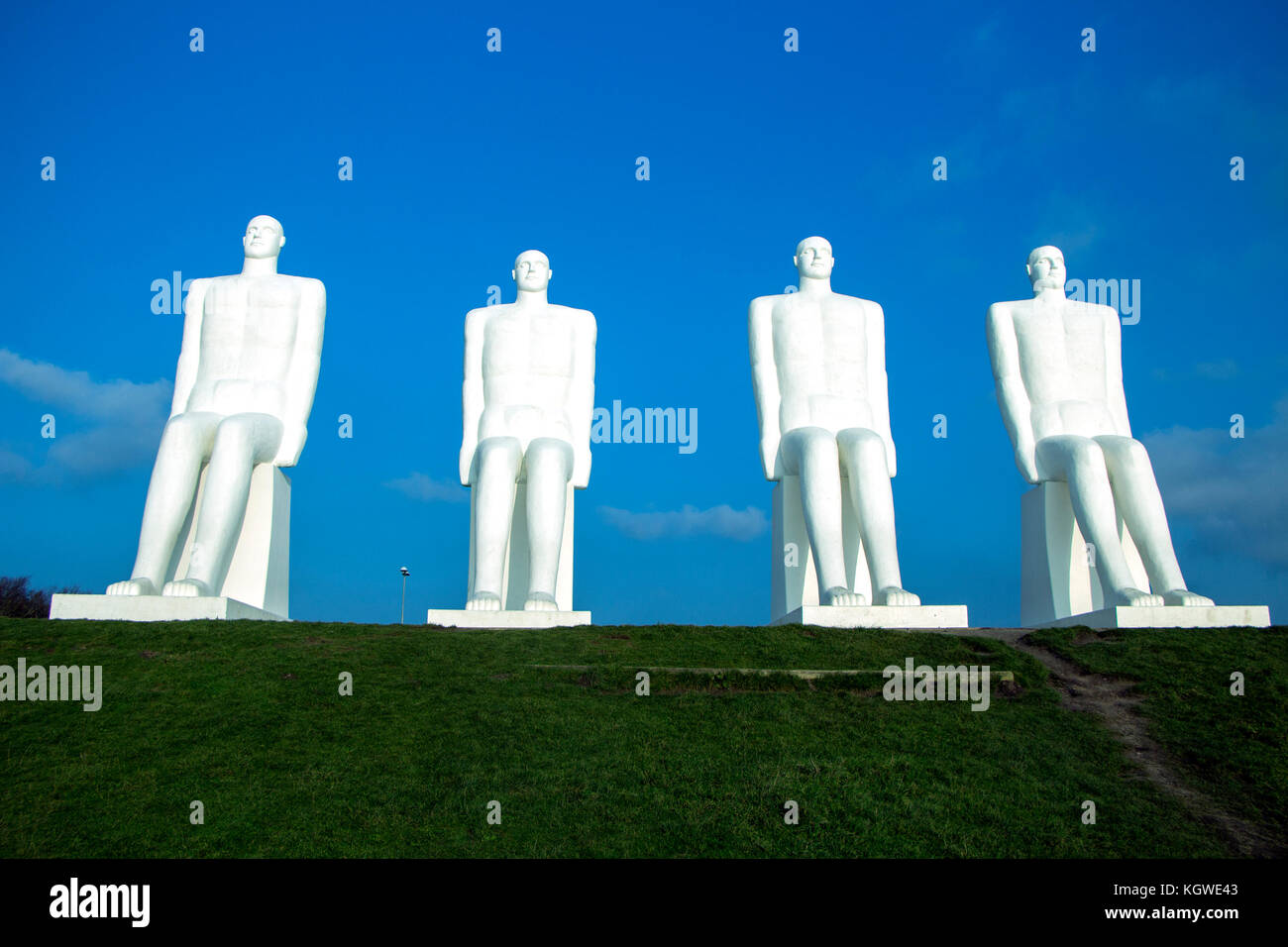 Esbjerg - 9 November 2017: die Männer auf See ist ein Monument der vier 9 Meter hohe weiße Männer, in Esbjerg, Dänemark am Strand. Die Skulptur Stockfoto