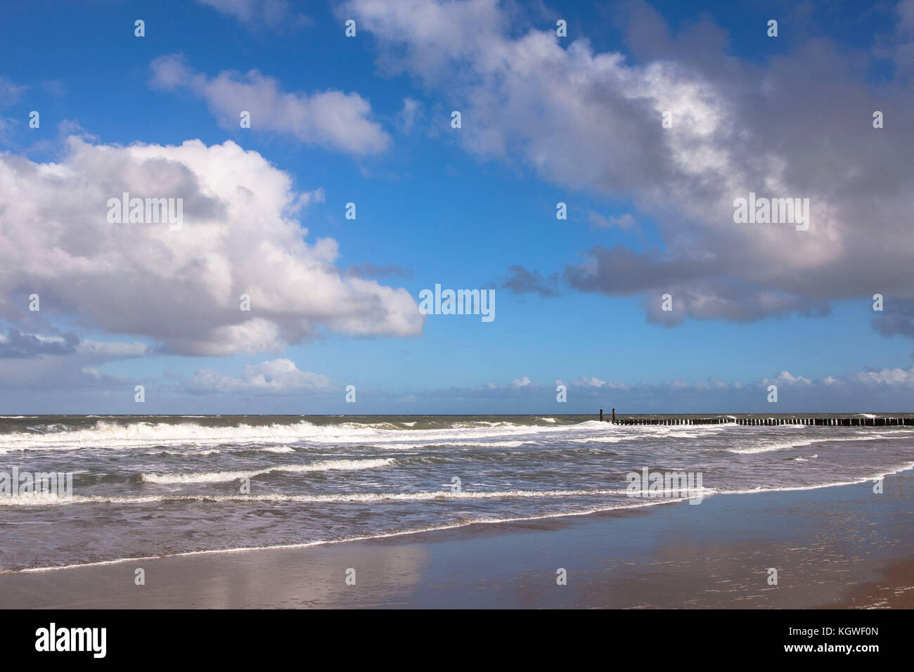 Niederlande, Zeeland, am Strand zwischen Oostkapelle und Domburg auf der Halbinsel Walcheren, groins. Niederlande, Zeeland, am Strand zwischen Oostk Stockfoto