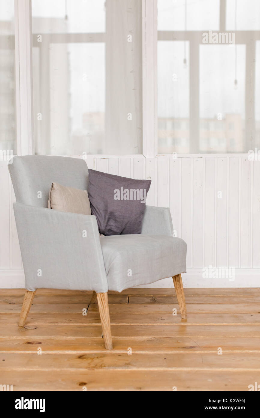 Komfortable grauen Sessel im Zimmer Stockfoto
