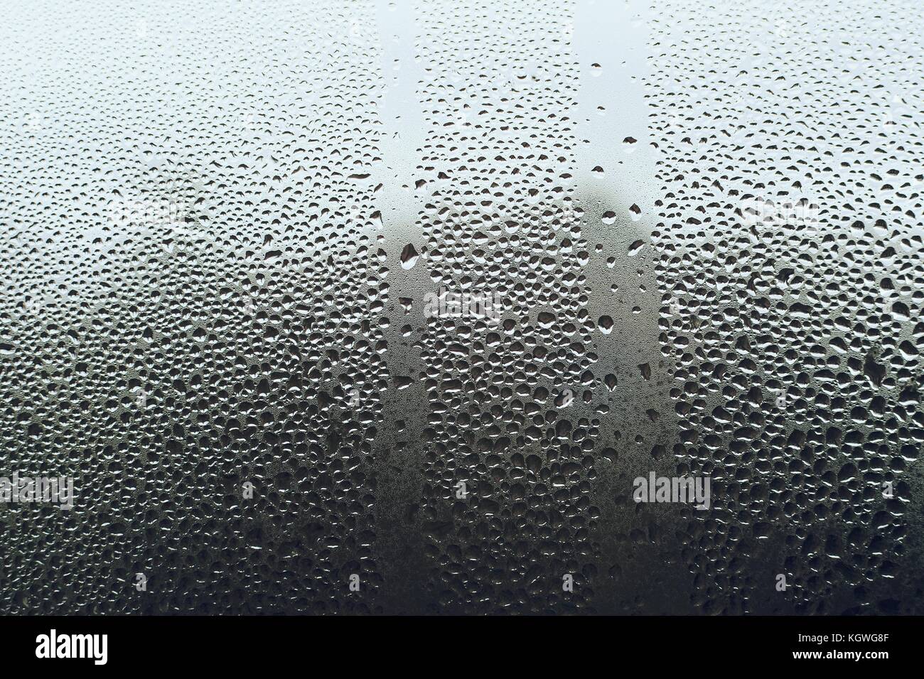 Ein Blick durch Dewy Fenster mit vielen kleinen Kondensation Tropfen. Stockfoto