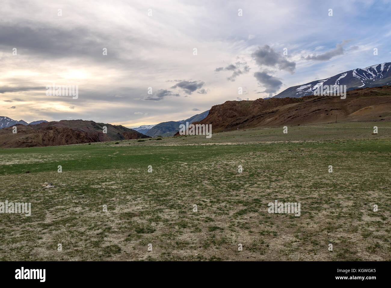 Die malerischen Steppe, Wüste, Landschaft mit Bergen und dem Trockenen mit spärlicher Vegetation auf einem Hintergrund von blauem Himmel und Wolken Stockfoto