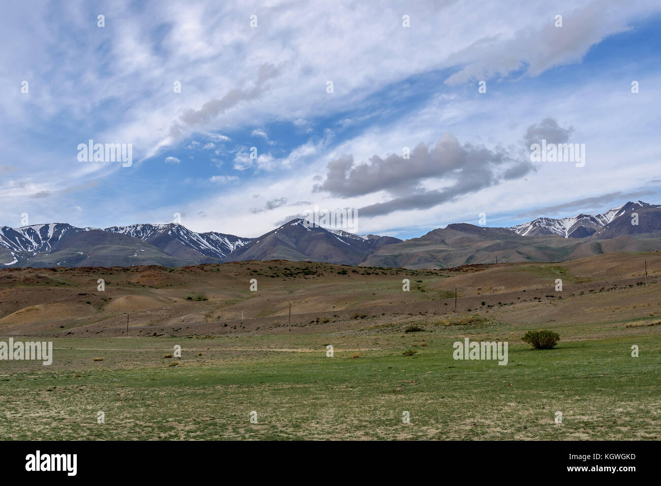 Die malerischen Steppe, Wüste, Landschaft mit Bergen und dem Trockenen mit spärlicher Vegetation auf einem Hintergrund von blauem Himmel und Wolken Stockfoto