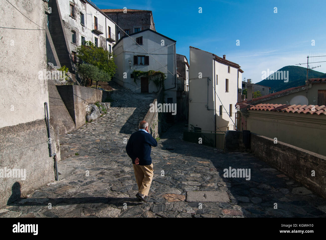 Ein Mann in den Straßen des Dorfes von aieta, Italien. aieta (auch in ajeta Form geschrieben) ist eine italienische Gemeinde von 814 Einwohnern in der Pro Stockfoto