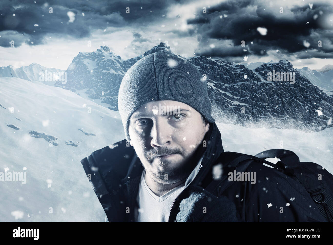 Portrait von müden Wanderer vor der Berglandschaft im Winter Stockfoto